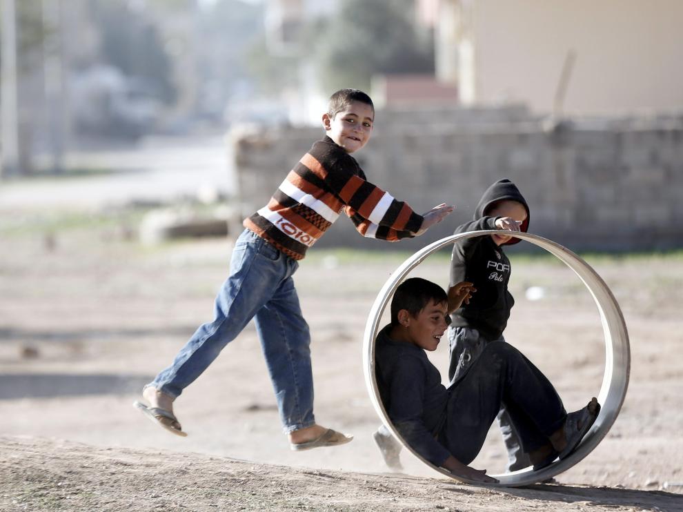 Niños juntado en un campo de refugiados sirios en Turquía