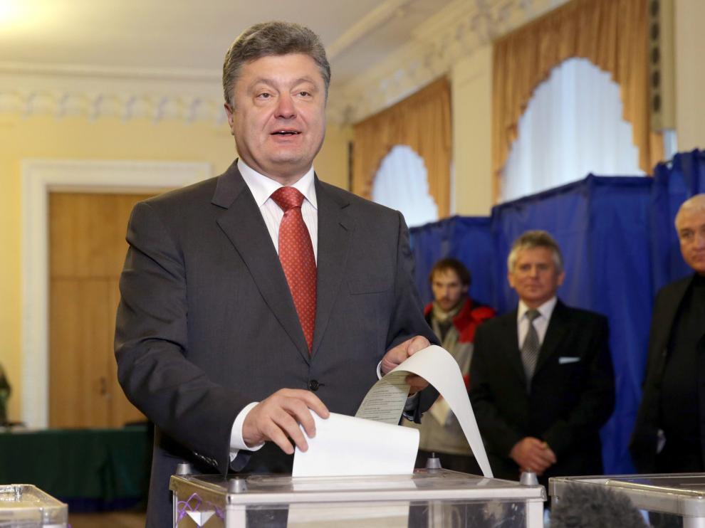 Petró Poroshenko en el momento de emitir su voto