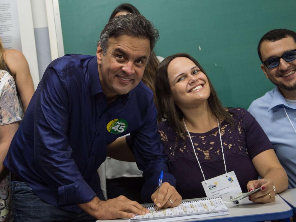 Neves en un colegio electoral este domingo