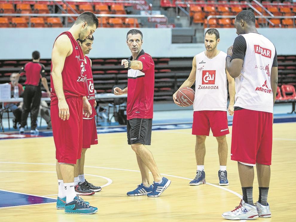 El entrenador del CAI Zaragoza, Joaquín Ruiz Lorente, da instrucciones a sus jugadores.