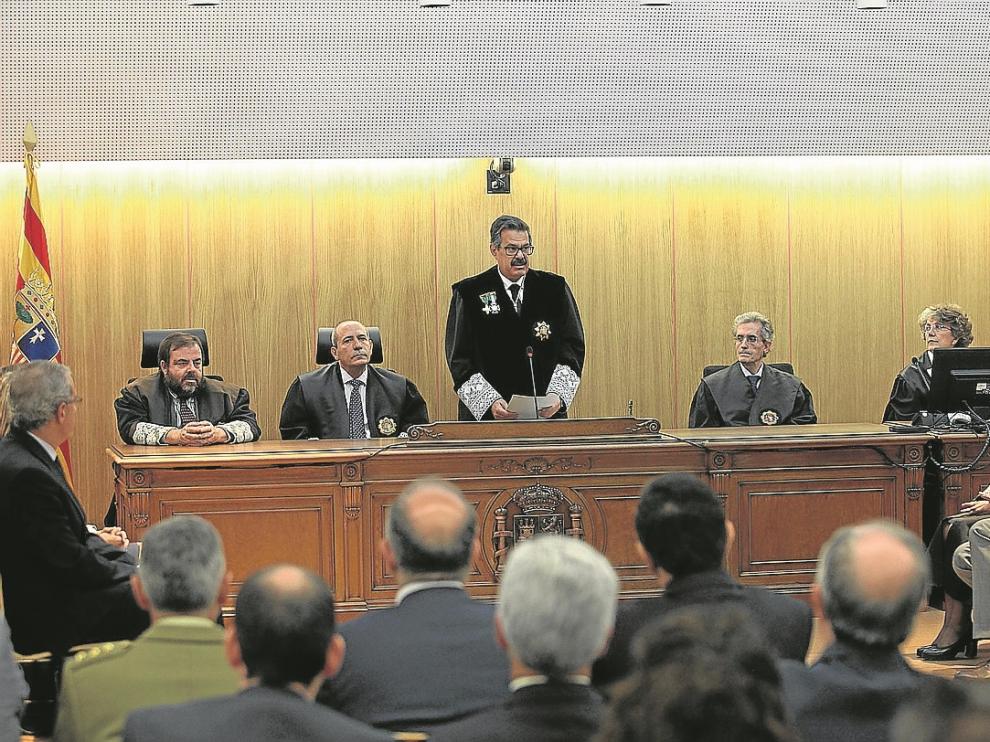 Santiago Serena, de pie, presidió la Apertura del Año Judicial en el nuevo Palacio de Justicia.