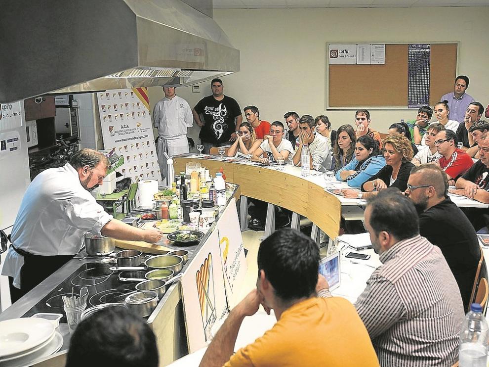 El cocinero Óscar Rodríguez impartió el curso en la Escuela de Hostelería de Huesca.