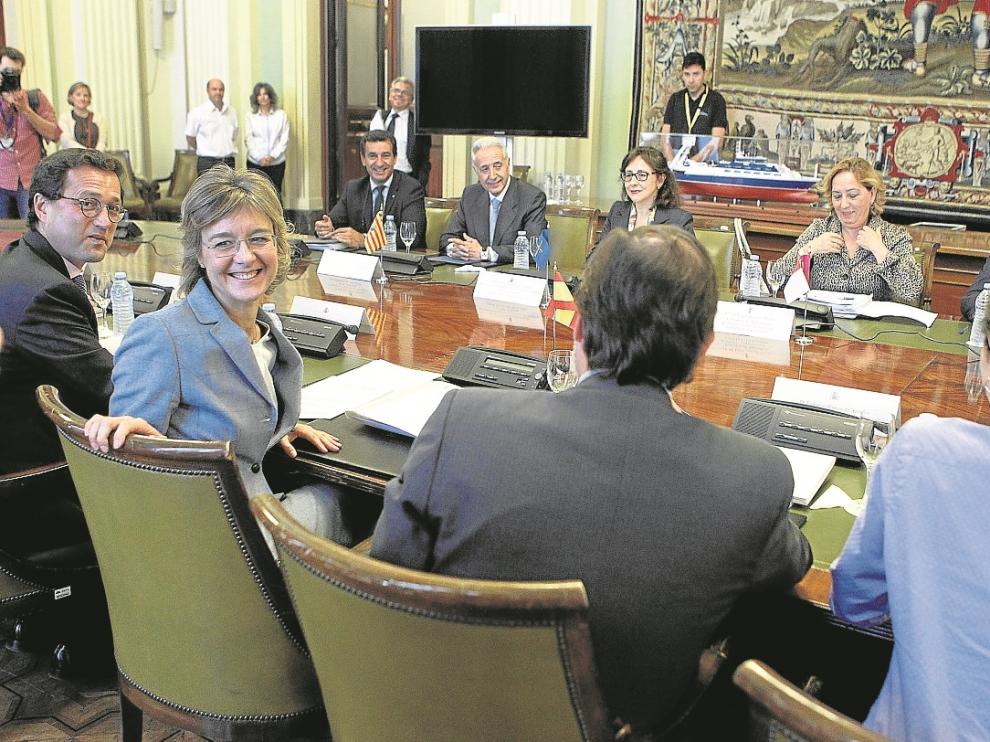 La ministra de Medio Ambiente, IsabelGarcía Tejerina y, al fondo, el consejero Modesto Lobón, este lunes.