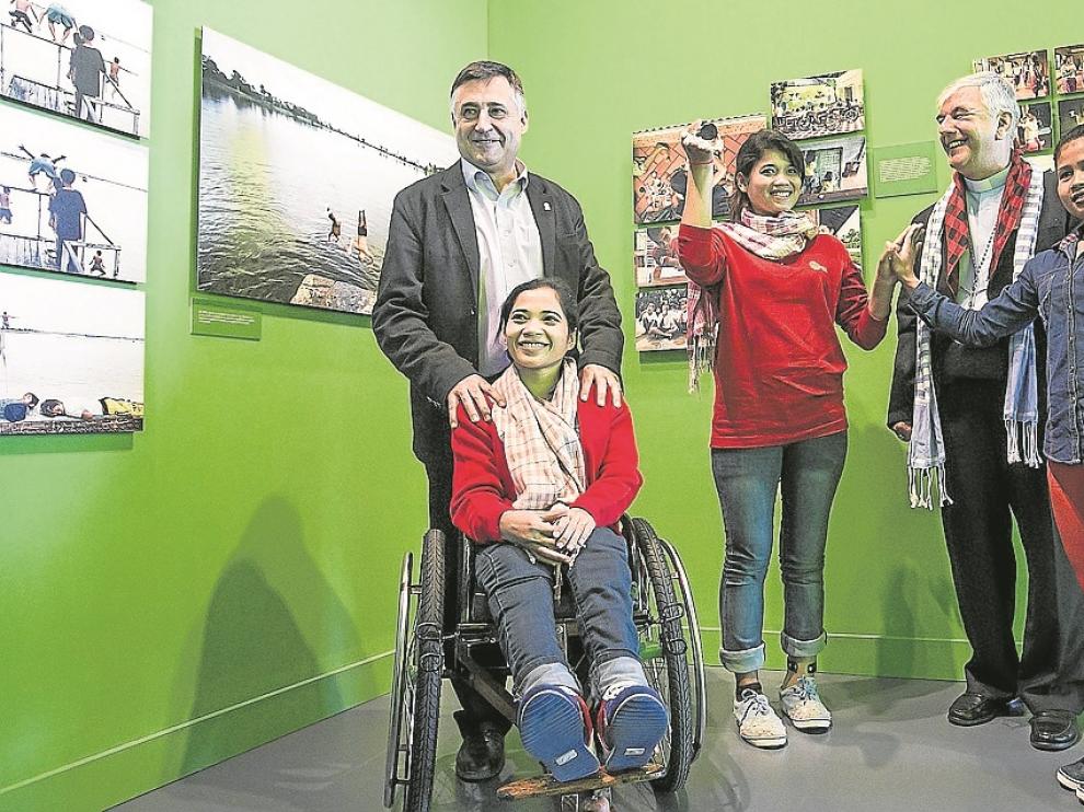 Gervasio Sánchez, a la izquierda, junto al religioso Kike Figaredo y tres jóvenes camboyanas.