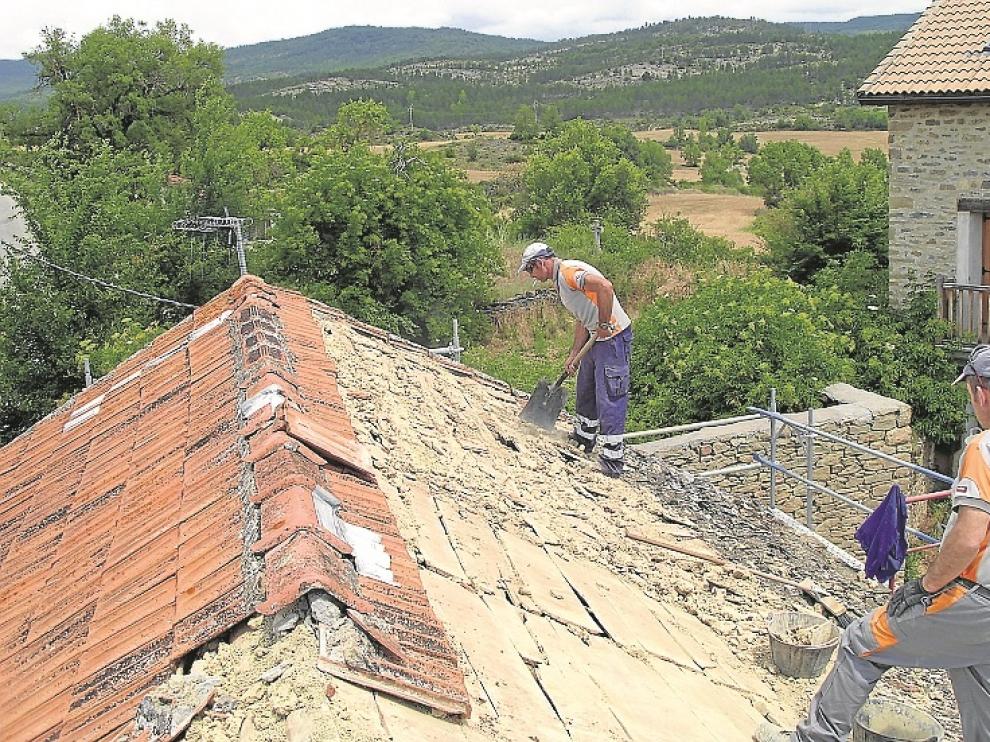 Obras para sustituir la cubierta del centro social de Orna.
