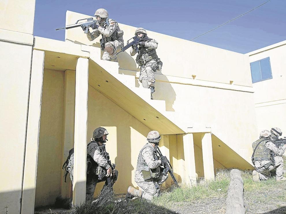Los legionarios buscan una casa donde se fabrican explosivos para interceptarla y destruirlos.