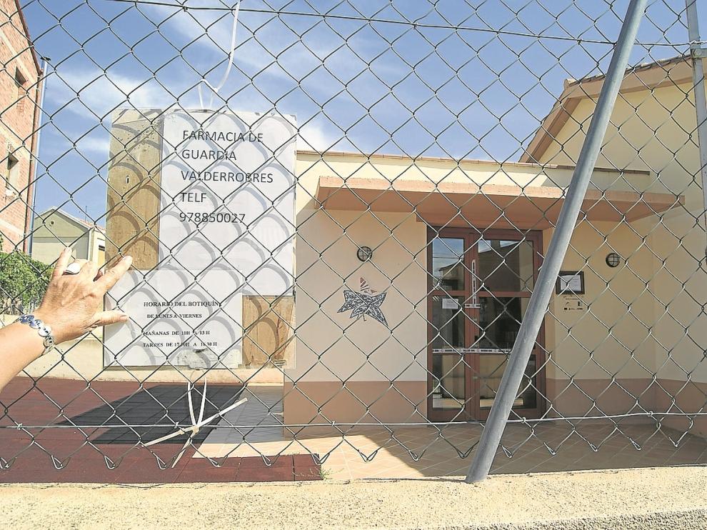 La farmacia de Fuentespalda en la foto fue precintada, pero ya funciona con normalidad.