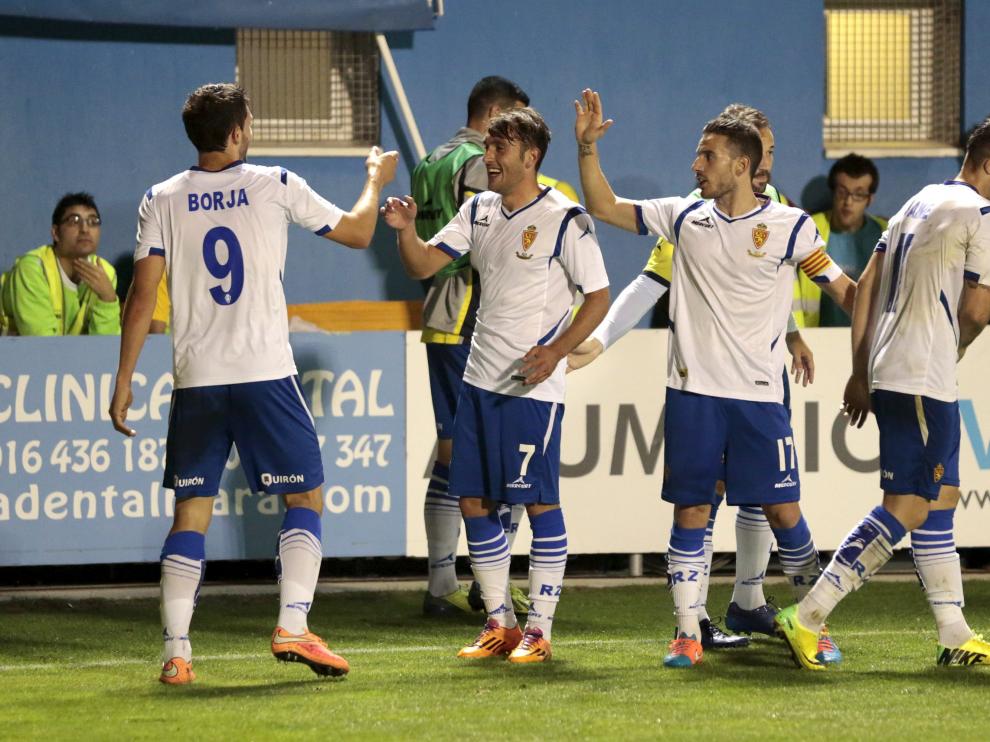 Los jugadores festejan un gol en el partido ante el Alcorcón