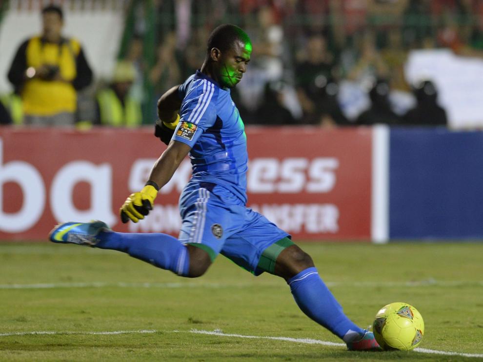 Senzo Meyiwa, durante un partido