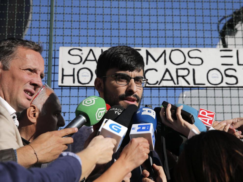 El médico interno residente (MIR) Javier Solano, uno de los facultativos que atendieron a Teresa Romero, abandona el Carlos III.