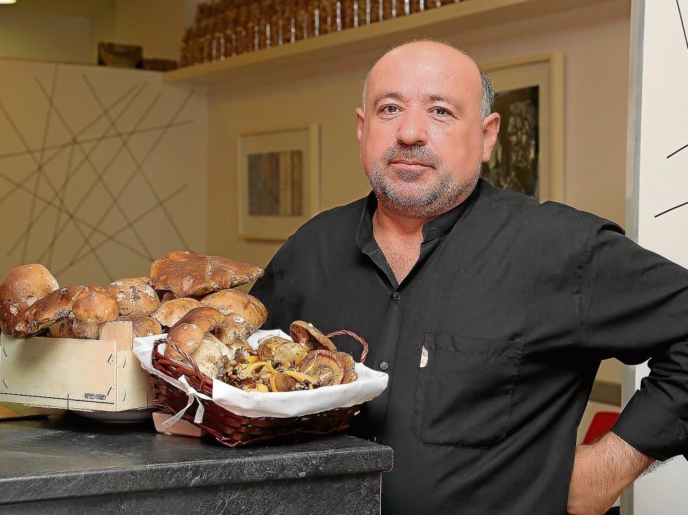 Carlos Pelegrí, de La Olivada, muestra vistosos boletus y otras setas de temporada