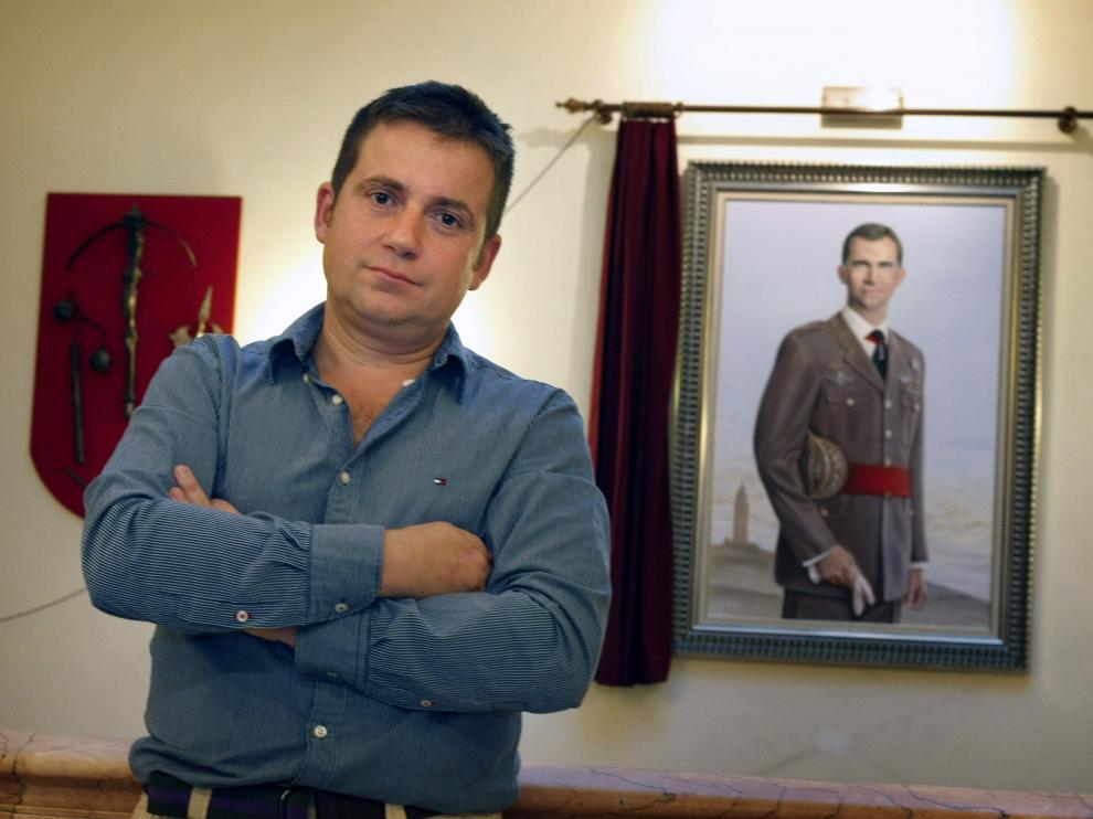 El autor junto a su obra