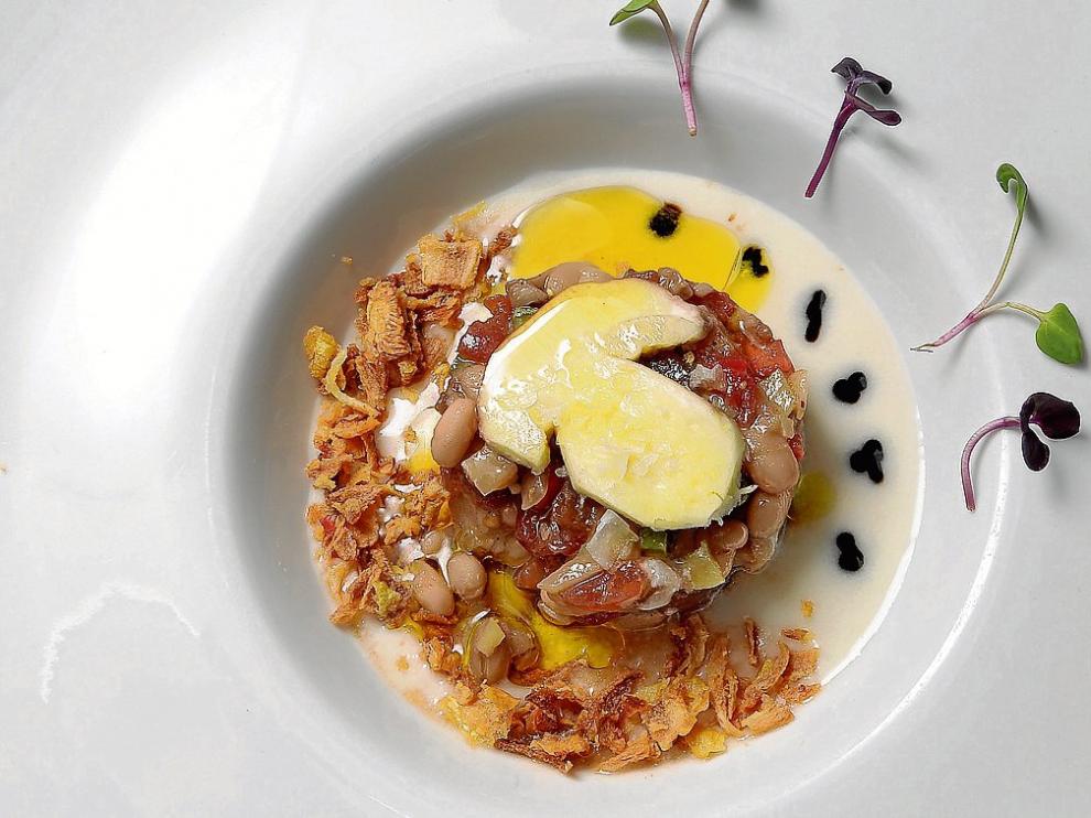 Tartar de boletus con alubias blancas y ajoblanco
