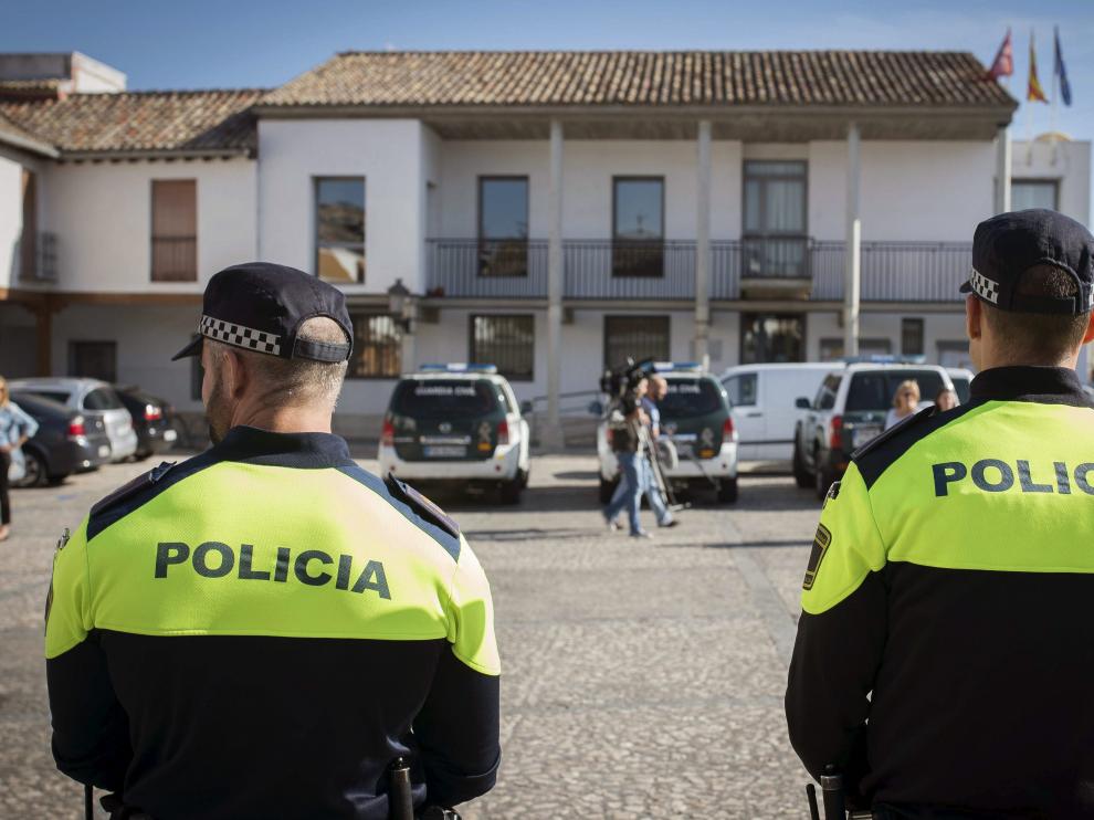 Dos policías vigilan el Ayuntamiento de Valdemoro