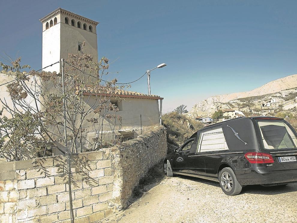 El coche fúnebre salía ayer del pueblo por las tortuosas calles de Maluenda.