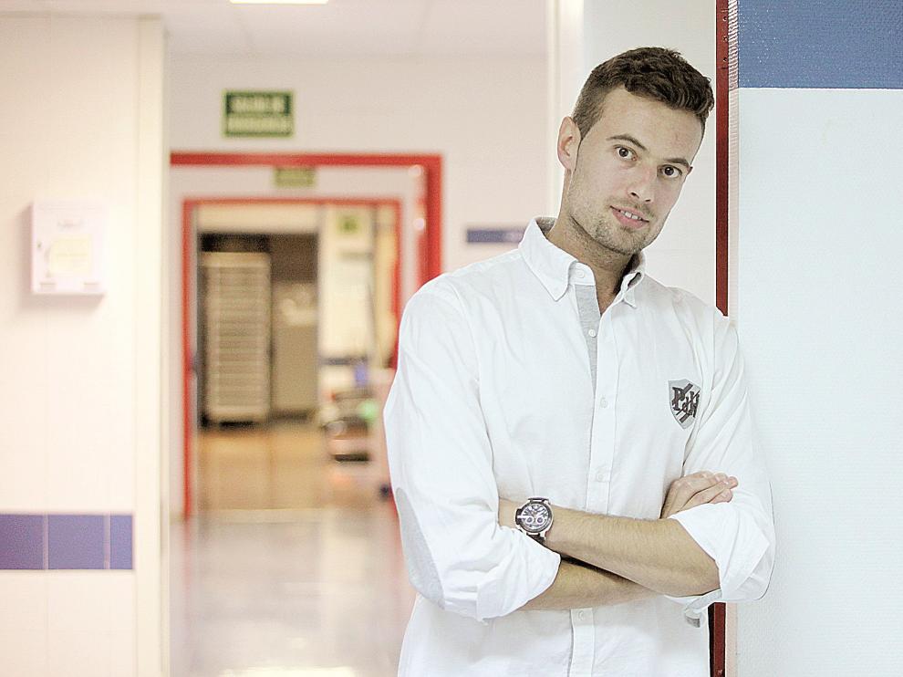 Guillermo Pérez posa en el interior el hospital San Jorge de Huesca donde es anestesista.