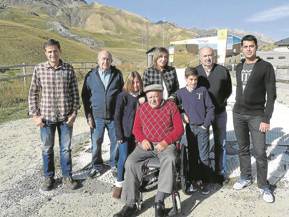 De izquierda a derecha, Antonio Gericó, Federico Laguna, Alejandra del Valle, Raquel Val, José Val (Lorentón), Gonzalo del Valle, José María Abós (exdirector) y Armando Périz, ayer en la estación.