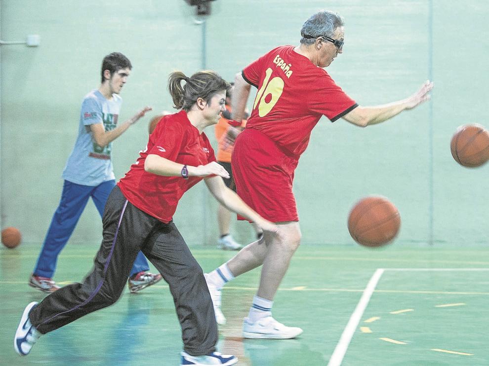 Un grupo de 15 personas participan los martes y los jueves en las actividades de baloncesto que organiza la Fundación Ser Más en el pabellón de la Fundación San Valero.
