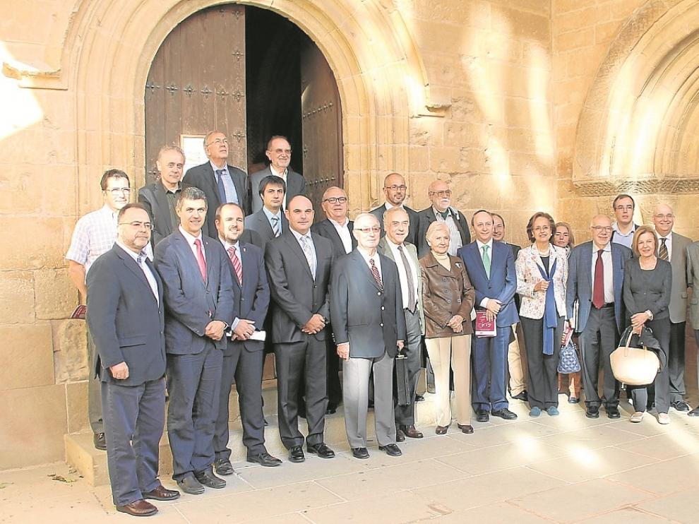 Los expertos de distintos campos y los representantes institucionales que participan en los Foros de la Concordia posan en el castillo de Alcañiz, escenario de los debates y también del acuerdo entre los territorios de la Corona de Aragón