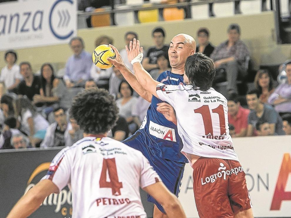 Demetrio Lozano intenta el lanzamiento a portería durante el partido de ayer.