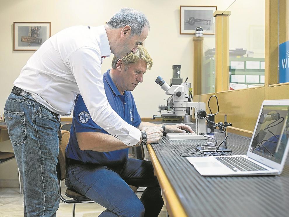 José Luis Gª de Vicuña, de pie, y Manfred Göth, director del Laboratorio de Cerrajería Forense de Alemania.