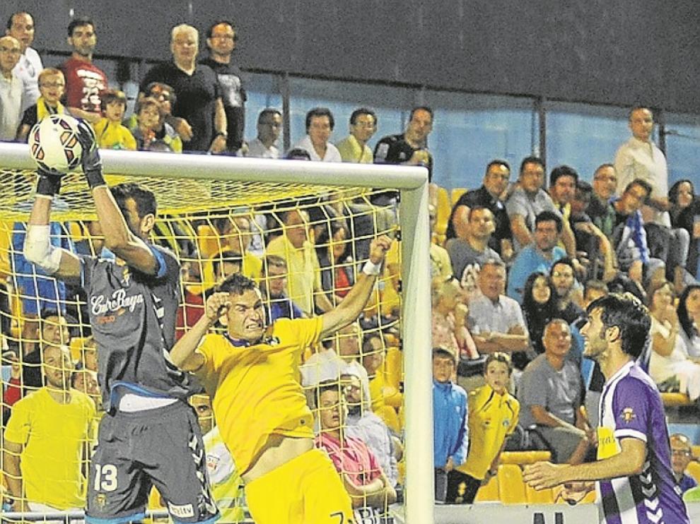 David Rodríguez intenta el remate ante el portero del Valladolid.
