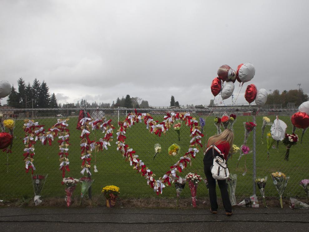 Mural en recuerdo de las fallecidas en el propio colegio de Marysville