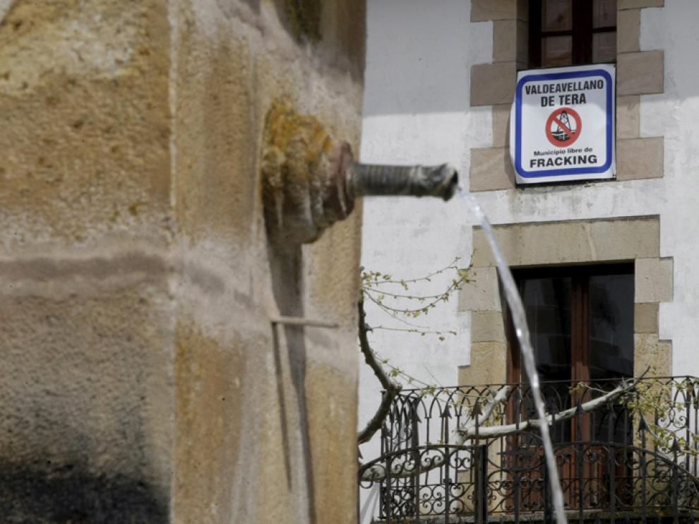 Cartel de un municipio soriano contra el 'fracking'