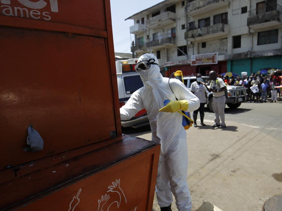 Las autoridades recogen en Monrovia a un posible hombre contagiado de ébola para ser trasladado en ambulancia.