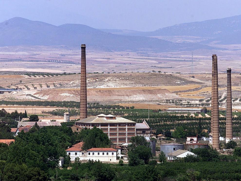 Vista de las torres de la antigua azucarera de Épila.