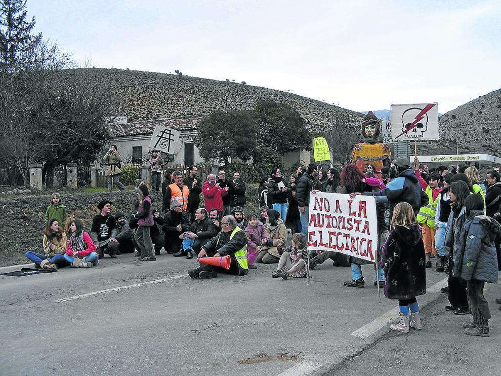 El acuerdo para mejorar la conexión eléctrica con Francia reaviva la amenaza de la Aragón-Cazaril