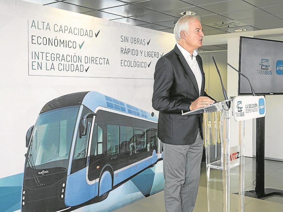 El portavoz del PP en el Ayuntamiento, Eloy Suárez, ayer, en la presentación de su propuesta.