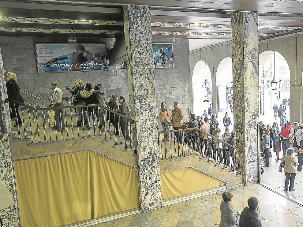 Filas a la entrada de los cines Palafox de Zaragoza en la pasada Fiesta del Cine, a finales de marzo de este año.
