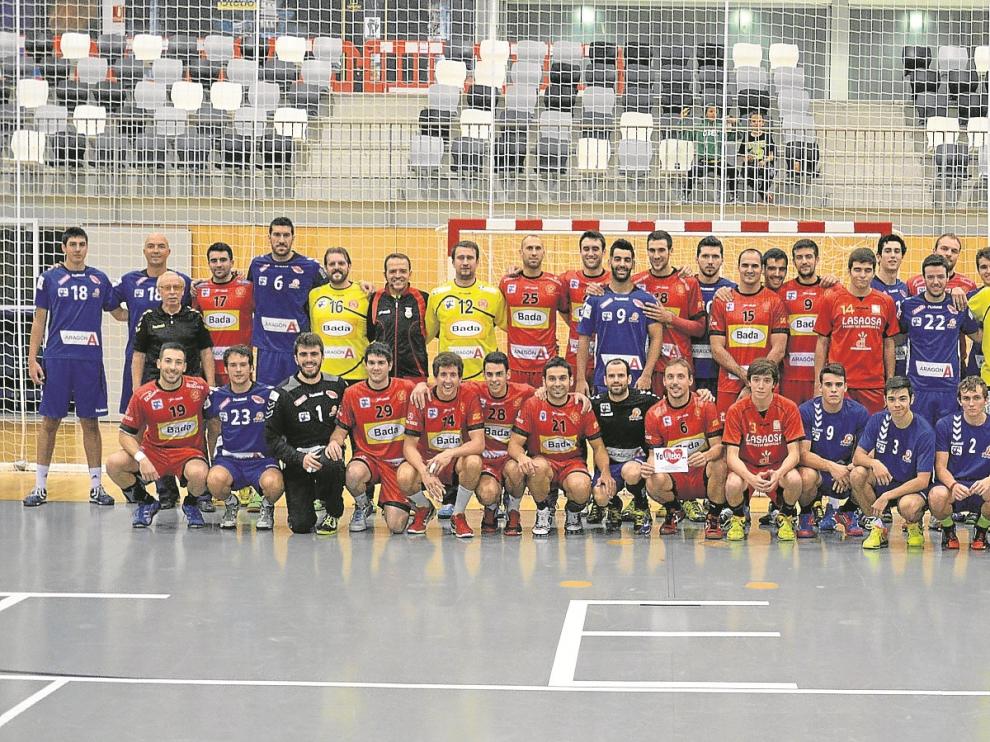 Los jugadores de ambos equipos posaron antes de iniciarse el partido sobre la pista del Utebo.