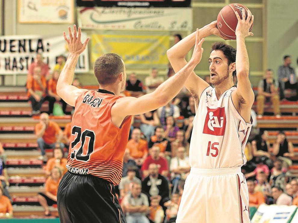 Joan Sastre, escolta del CAI Zaragoza, es defendido por Jimmy Baron.