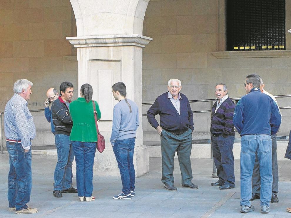 Algunos de los vecinos que arroparon al concejal de Sarrión juzgado ayer.
