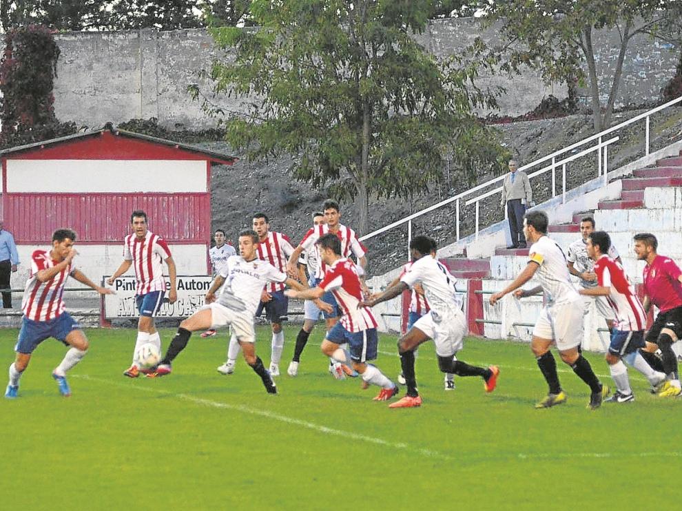 El partido celebrado ayer en el Municipal de Barbastro.