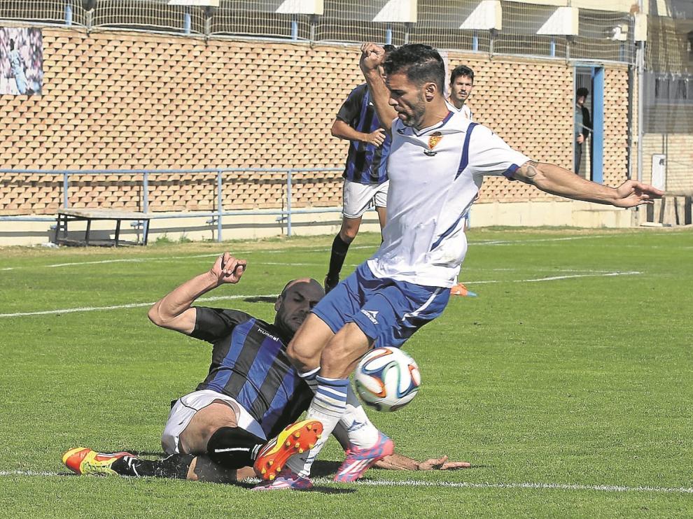 Nacho Lafita, el jugador más incisivo del choque, intenta suparar a un adversario.