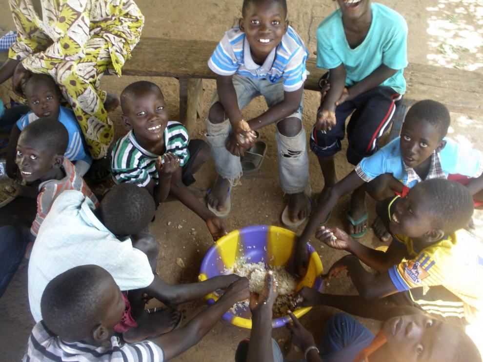 La muerte de una niña de dos años contagiada de ébola en Mali ha influido en las costumbres de la población.