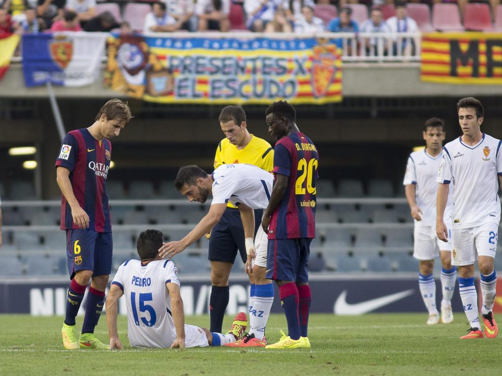 Pedro, tendido en el Mini Estadi tras lesionarse