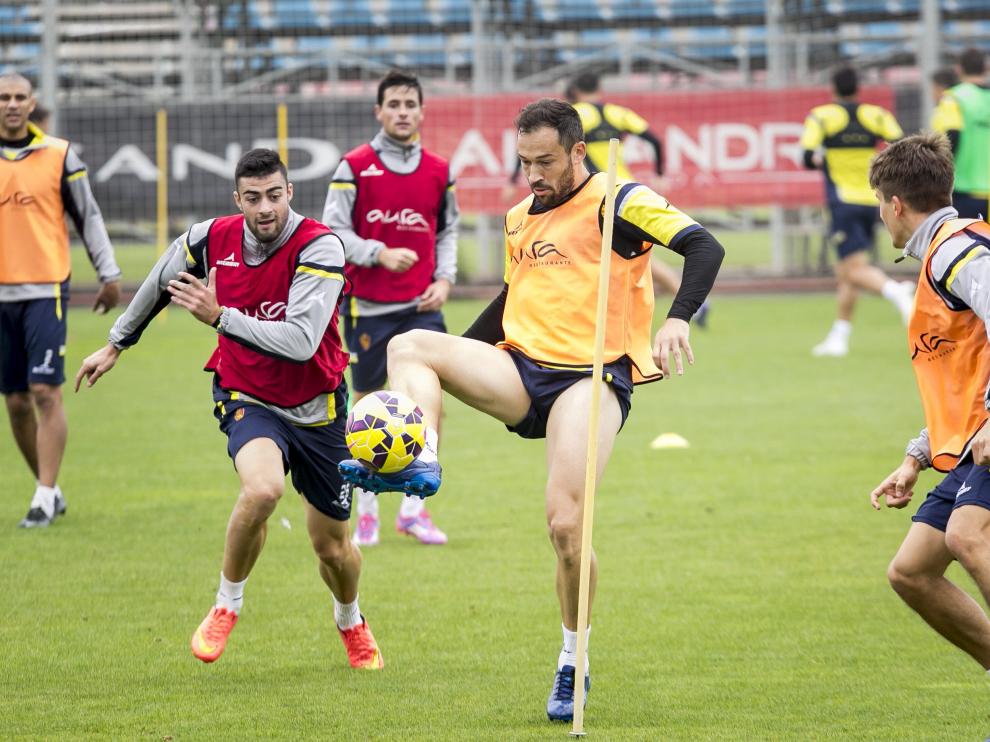 Los jugadores del Real Zaragoza, durante el entrenamiento de ayer