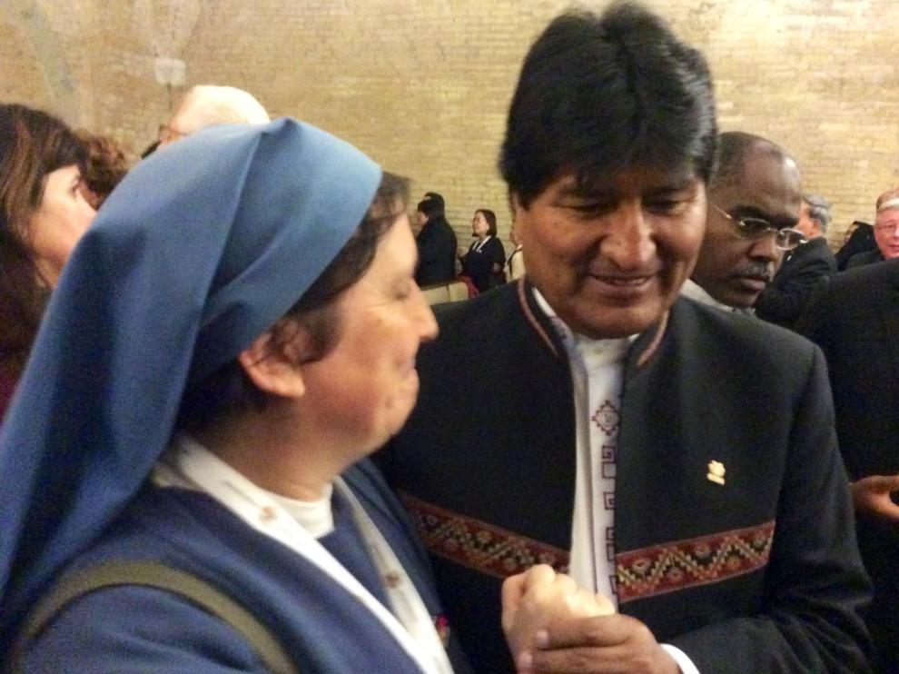 El presidente boliviano, Evo Morales (d), saluda a una monja antes de reunirse con el papa Francisco
