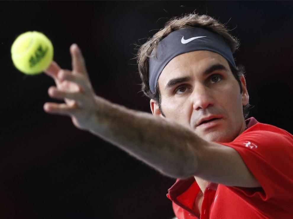 Federer se prepara para sacar en su partido contra Jeremy Chardy.