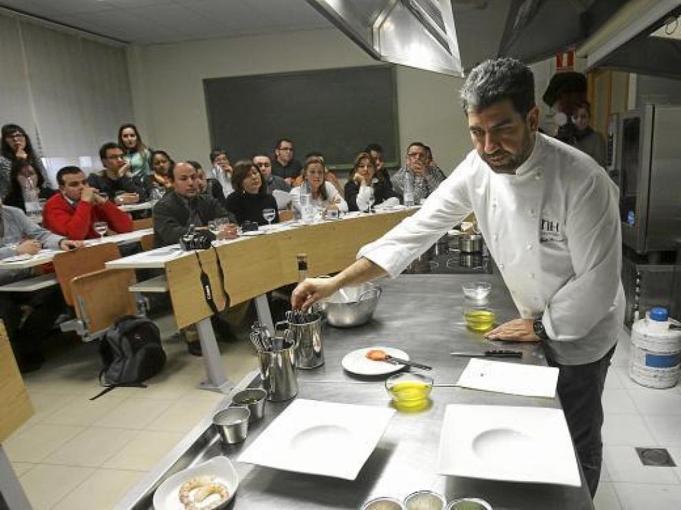 Paco Roncero en un taller en la Escuela de Hostelería de Huesca