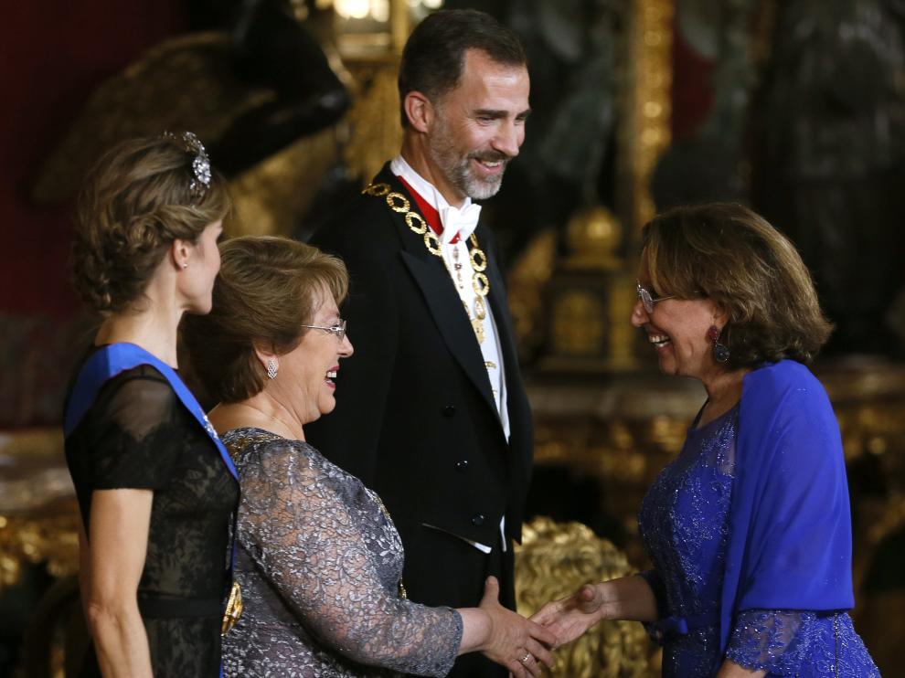 Los reyes Felipe y Letizia junto a la presidenta de Chile, Michelle Bachelet, saludan a la secretaria general iberoamericana, Rebeca Grynspan.
