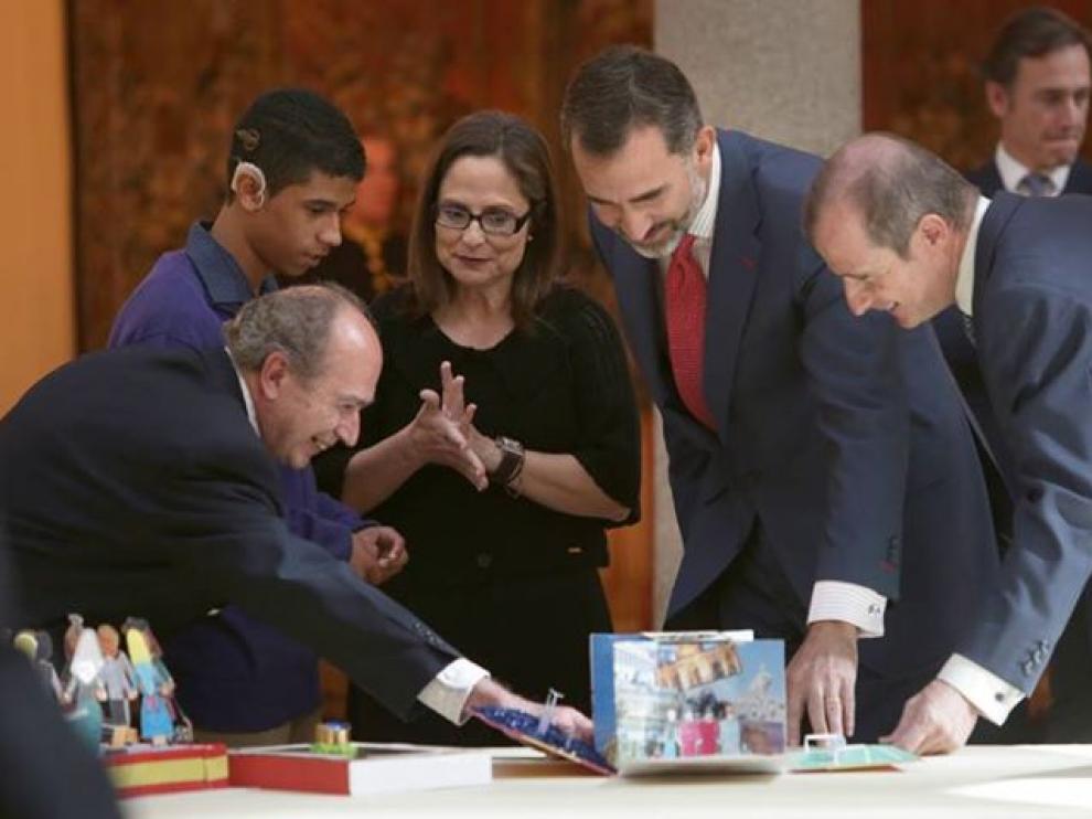 Erick enseñando su obra a don Felipe en el palacio real de El Pardo