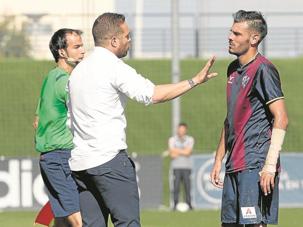 Tevenet habla con Tyronne durante el partido con el Real Madrid Castilla.