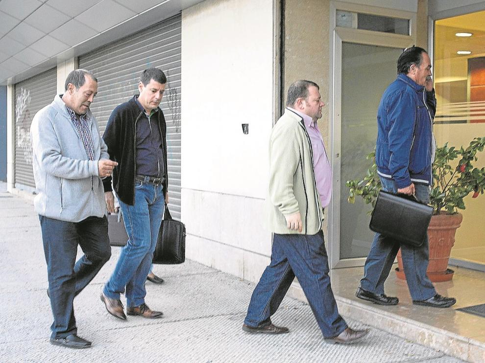 Los miembros del comité de empresa del Real Zaragoza entrando en las oficinas del club, en la tarde de ayer.