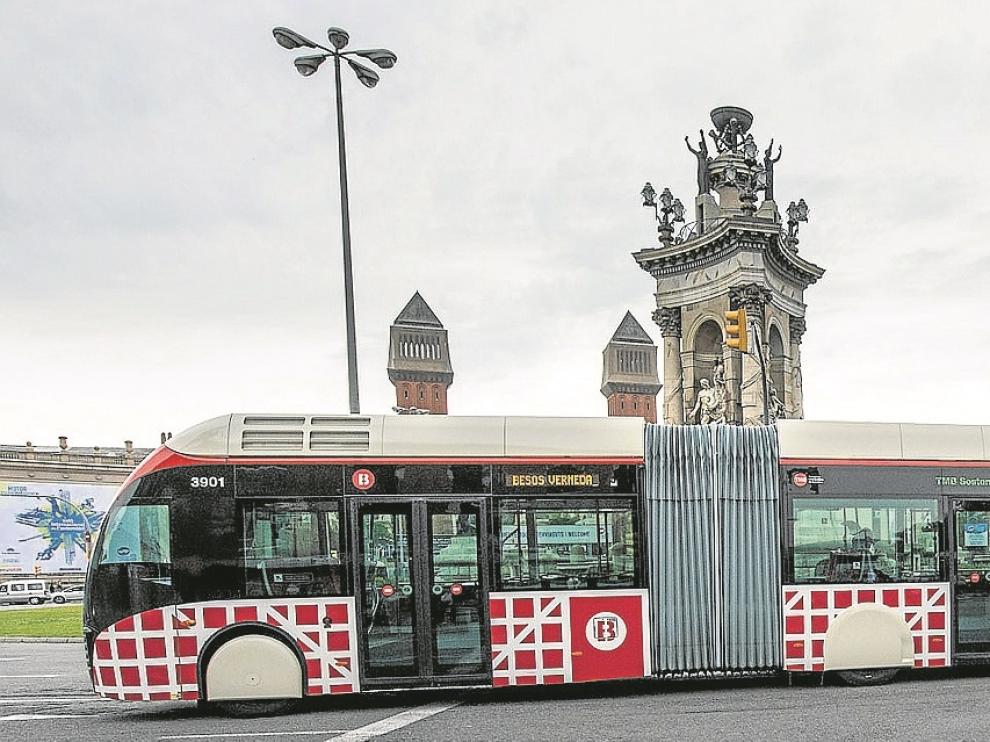 Uno de los autobuses biarticulados que circulan por Barcelona, a su paso por la plaza de España.