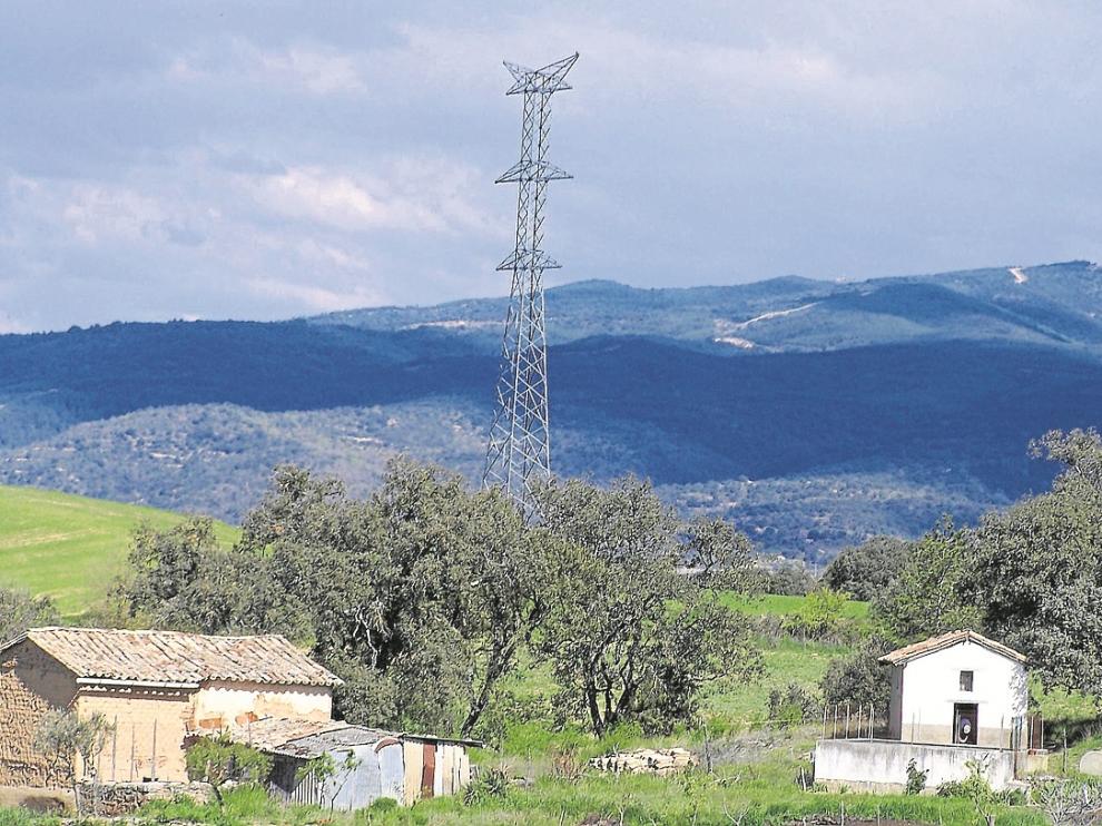 Las antiguas pilonas. Las torretas de las antiguas líneas ya descartadas Aragón-Cazaril y Graus-Sallent siguen colocadas. De esta última, una torre colocada a escasos metros de Pueyo de Marguillén.
